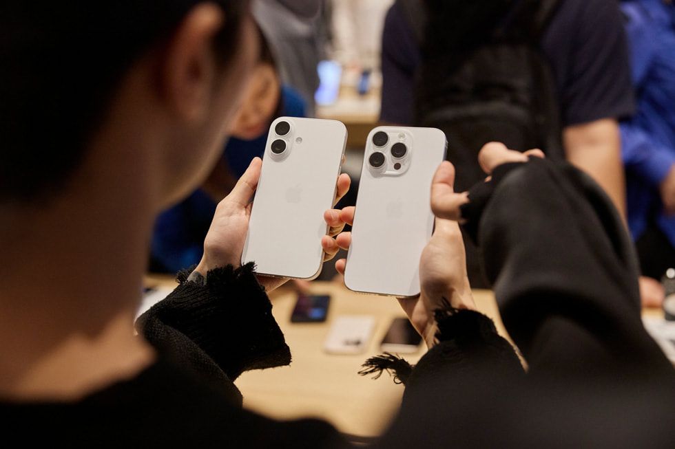 Customers in Seoul comparing iPhone 16 and iPhone 16 Pro | Source: Apple