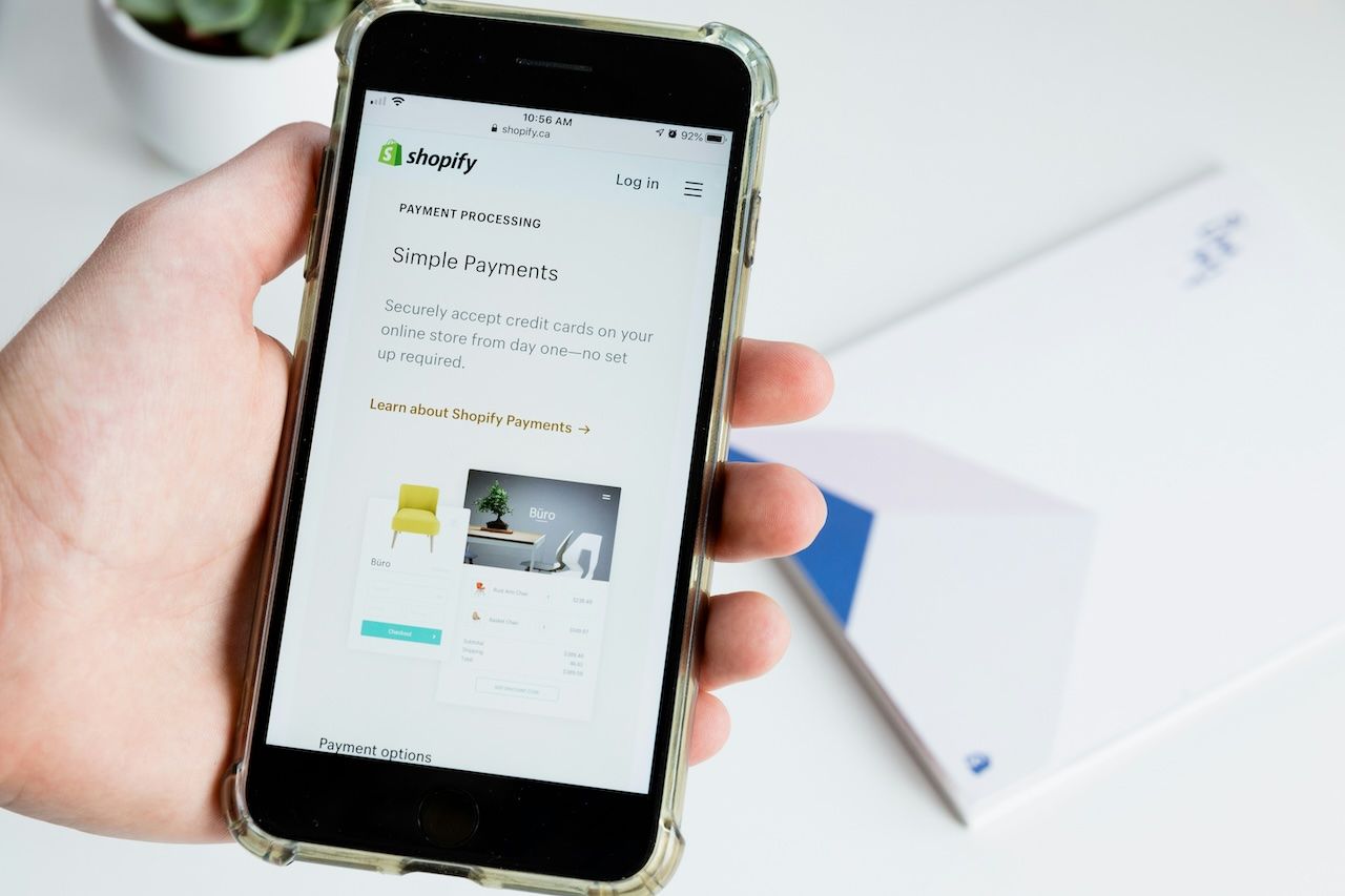 Shopify expects revenue to grow at a low-to-mid-twenties percentage rate on a year-over-year basis in Q3 | Image Source: Unsplash
