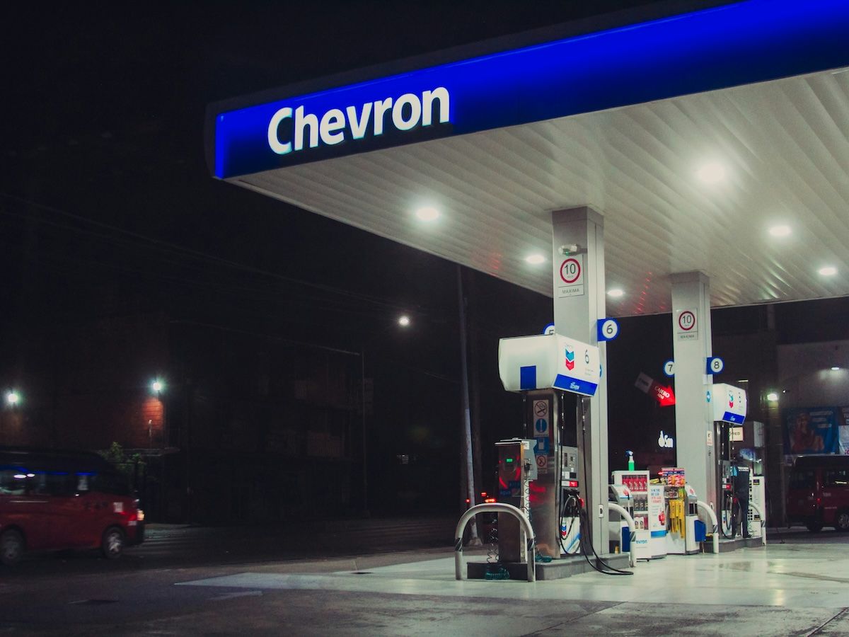 Analyst Alastair Syme expects that the valuation gap between Chevron and Exxon Mobil Corp will reach “a historically wide gap” of 20% as early as 2026 | Image Source: Unsplash
