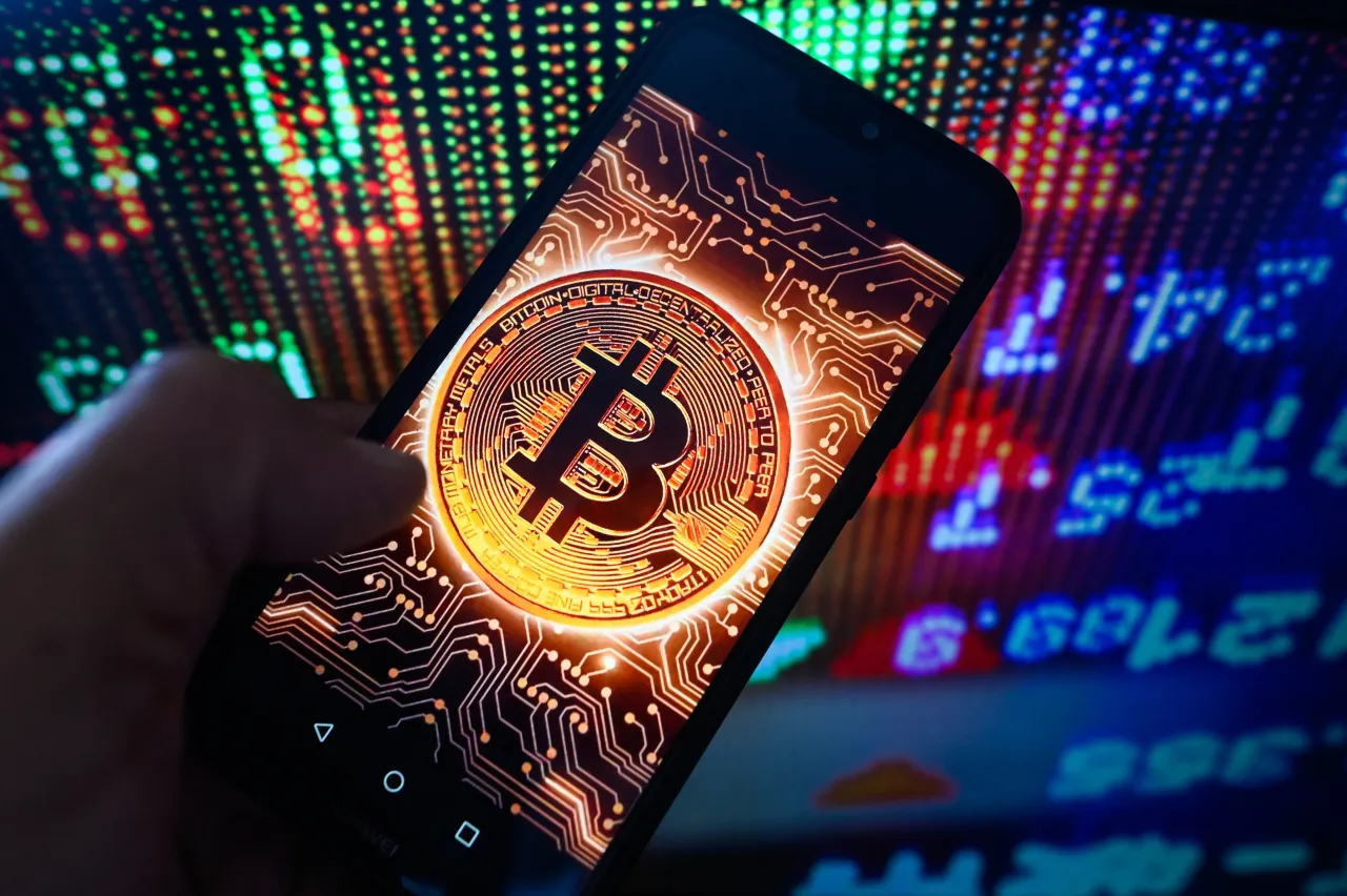 Bitcoin, Ethereum Gain Amid Strong ETF Inflows Despite US Shutdown Threat