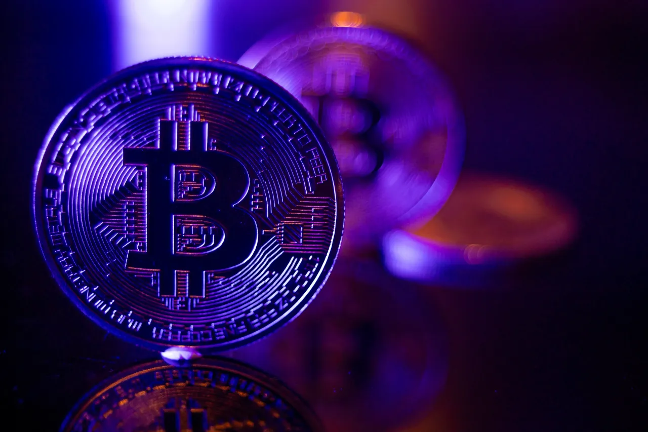 Crypto Slide Deepens: Bitcoin Risks Drop To $90K Range, Warns Analyst