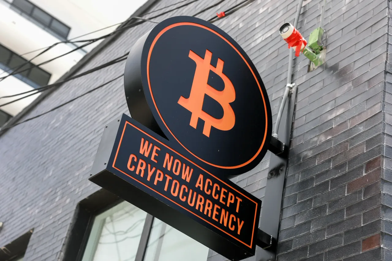 Bitcoin, Ethereum Gain Amid Strong ETF Inflows Despite US Shutdown Threat