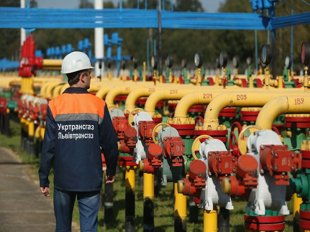A worker walks among pipes and valves at the Dashava natural gas facility on September 18, 2014 in Dashava, Ukraine. (Photo by Sean Gallup/Getty Images)