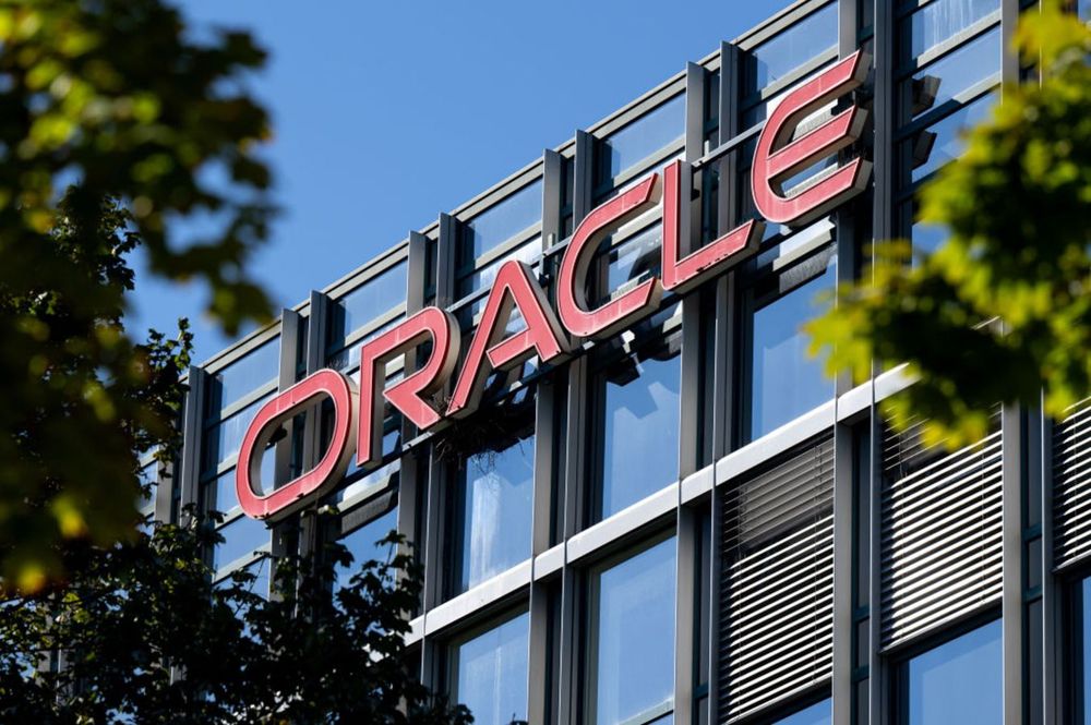  The logo of the software and hardware manufacturer Oracle can be seen at the German headquarters. 
