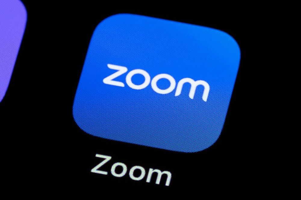 8 May 2024, Baden-Württemberg, Rottweil: The Zoom video conferencing app can be seen on the display of a smartphone.